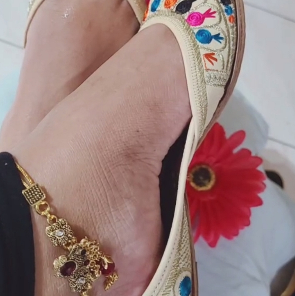 Bfull Fancy beige partyshoes/punjabi jutti/khussa